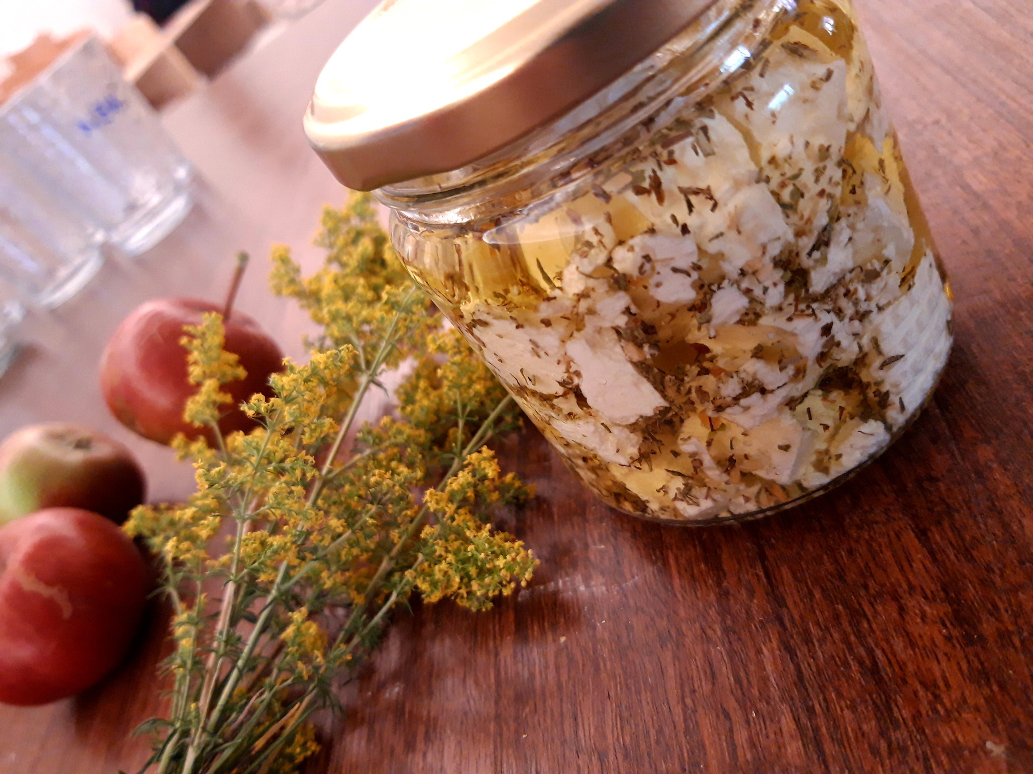 eingelegter gesalzener Ziegenkäse in Öl (Foto von Andrea Bauer)