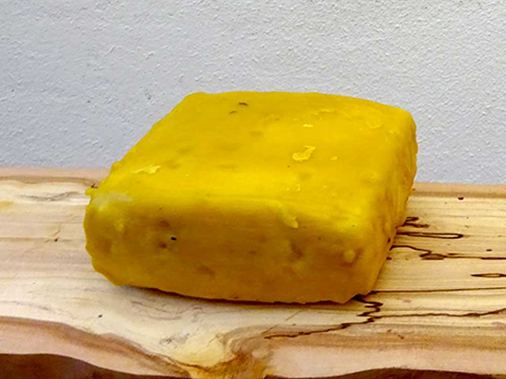 Ziegenhschnittkäse-mit-Bienenwachsrinde-im-Keller+